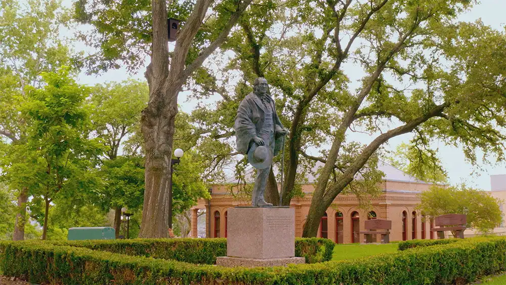 Image of Sam Houston Statue.